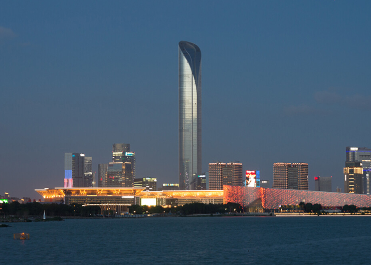 蘇州國金中心，頂升力4×400T，樓高450米